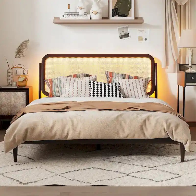 Lit plateforme de rangement en bois Queen size avec lumière LED, tête de lit en rotin